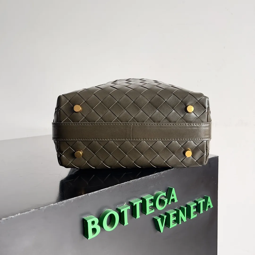 Batch 1360 It is predicted that BV Bottega’s lunch bag will be popular again this year. The entire bag is made of top nappa lambskin, which is very soft and lightweight. It also uses the intrecciato weaving process that the two founders spent several months developing from the beginning of the brand. It is completely hand-woven by Italian craftsmen. It perfectly reflects the craftsmanship of Bottega. The entire bag shape is also a very practical and popular lunch box bag type. The slightly curved arc of the bag mouth can also better fit our wrists. Style number: 754443 Size: 22*13*9